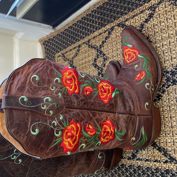 Excellence in motion wearing a fabulous Johnny Ringo boots🌺🌸🌺 - Picture 8 of 15